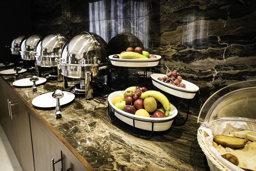 Emirates Plaza Hotel Абу Даби Екстериор снимка