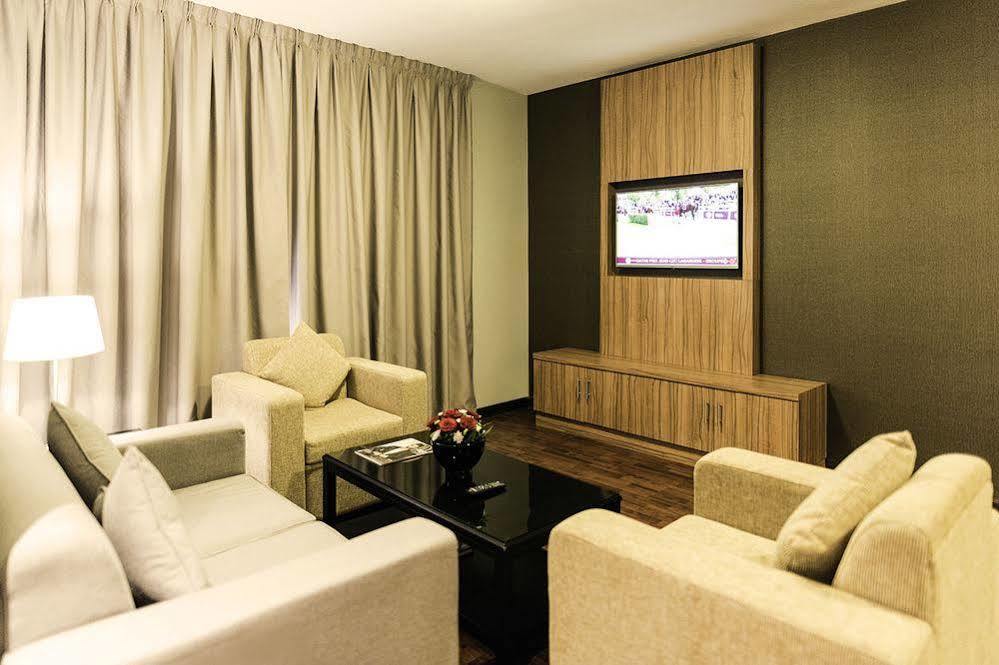 Emirates Plaza Hotel Абу Даби Екстериор снимка